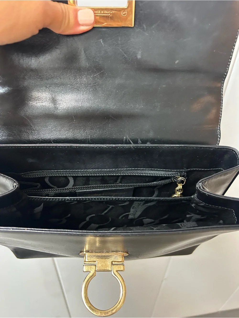 Vintage Salvatore Ferragamo Black Smooth Leather Gancini AF-218657Top Handle Bag